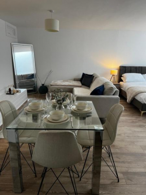 Modern Studio in popular South Kensington location